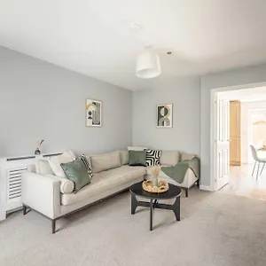 Windsor 10 Mins - 3 Bedrooms, 2 Bathrooms House With Parking Apartment Slough